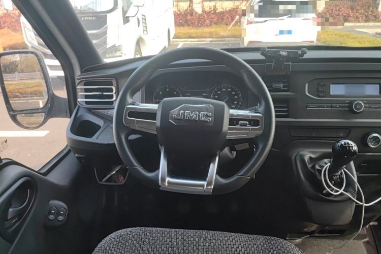 Used JMC Fushun 2023 2.0T Manual Short-Wheelbase Low-Roof Commercial Multi-Purpose Passenger Vehicle 6 Seats with Dual-Opening Tailgate Steering Wheel