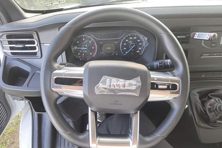Used JMC Fushun 2023 2.0T Manual Short-Wheelbase Low-Roof Commercial Van 2/3 Seats with Lift-Up Tailgate Steering Wheel