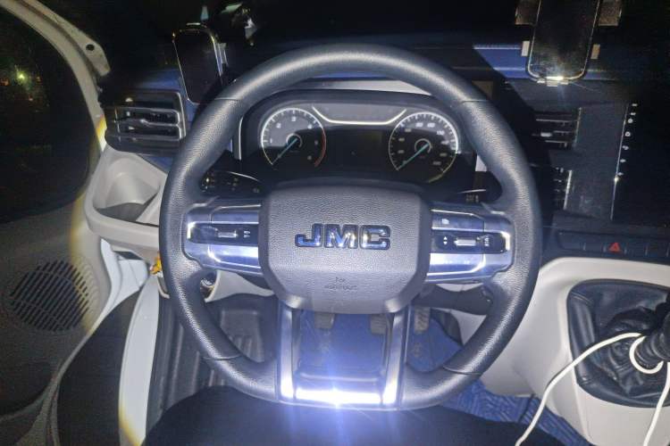 Used JMC Fushun 2023 2.0T Manual Mid-axle Mid-roof Business-Class 9-Seater (Non-Commercial) Steering Wheel