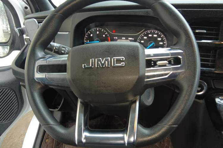 Used JMC Fushun 2023 2.0T Automatic Short-Wheelbase Low-Roof Commercial Van 2/3 Seats with Dual-Opening Tailgate Steering Wheel