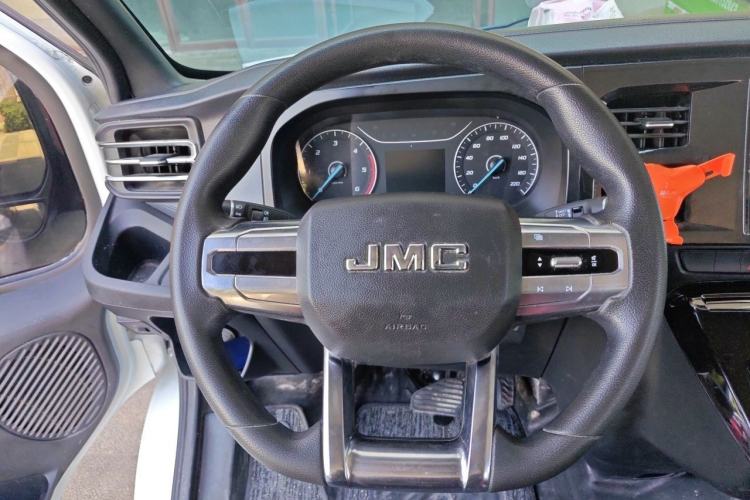Used JMC Fushun 2023 2.0T Automatic Short-Wheelbase Low-Roof Commercial Van 2/3 Seats with Dual-Opening Tailgate Steering Wheel