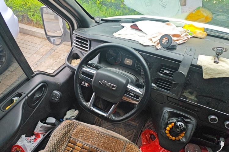 Used JMC Fushun 2023 2.0T Manual Mid-Drive Mid-Roof Commercial Multi-Purpose 7-Seater Passenger Vehicle Steering Wheel
