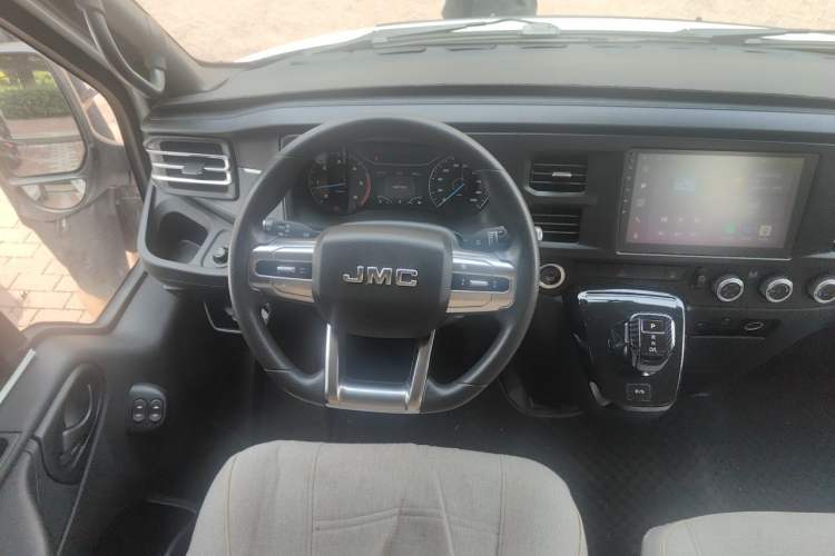 Used JMC Fushun 2023 2.0T Automatic Mid-Range High-Roof Commercial Multi-Purpose Passenger Vehicle with 6 Seats Steering Wheel