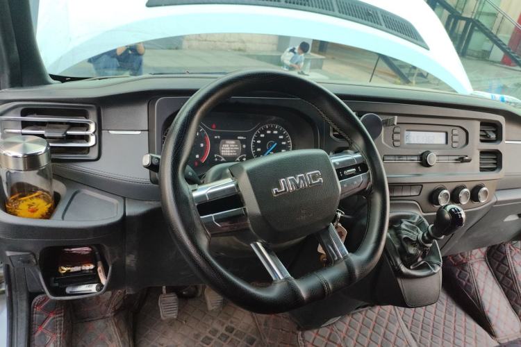 Used JMC Fushun 2023 2.0T Manual Short-Wheelbase Mid-Roof Commercial Van Transporter 2/3 Seats Steering Wheel