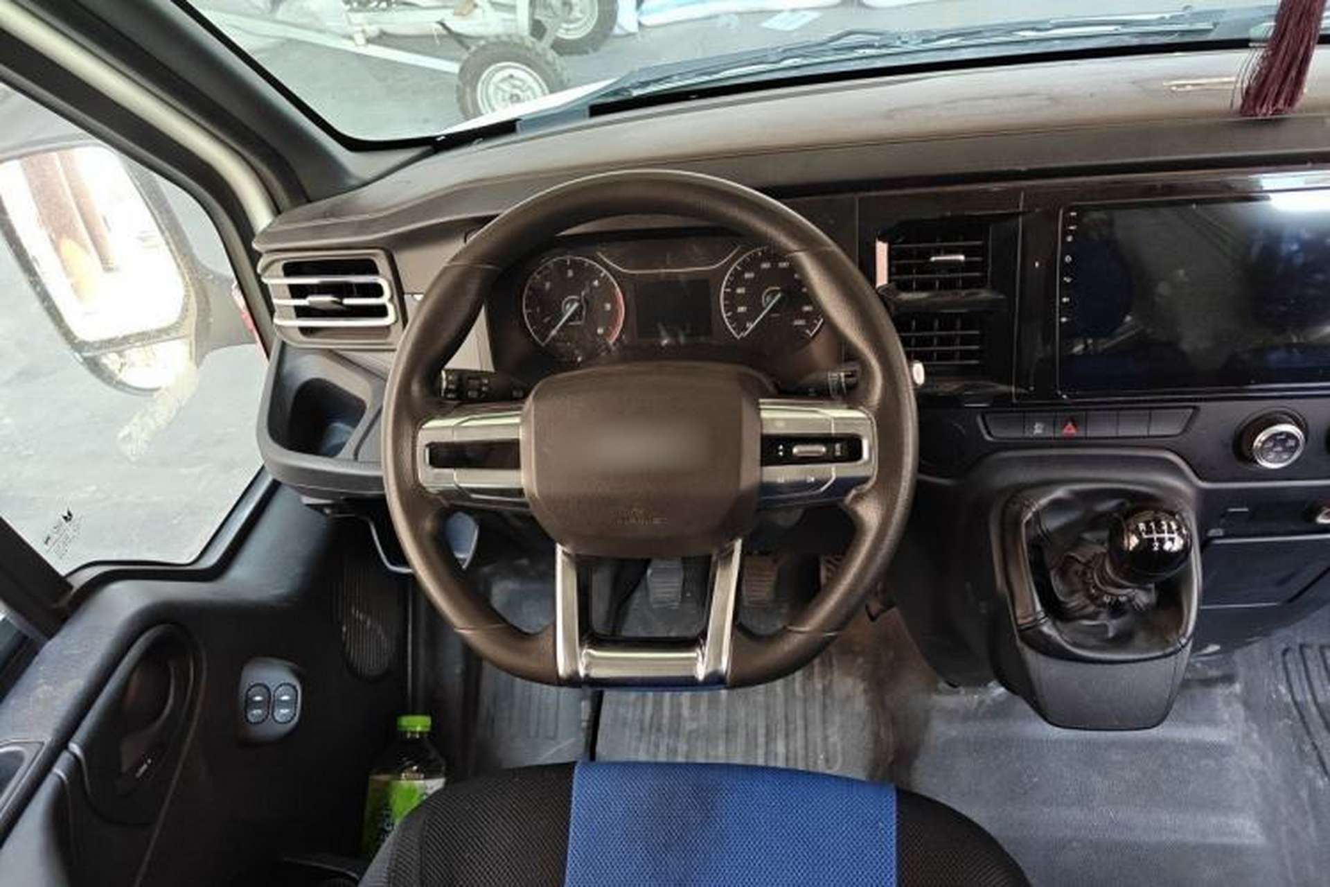 Used JMC Fushun 2023 2.0T Manual Mid-Drive Mid-Roof Commercial Multi-Purpose 7-Seater Passenger Vehicle Steering Wheel
