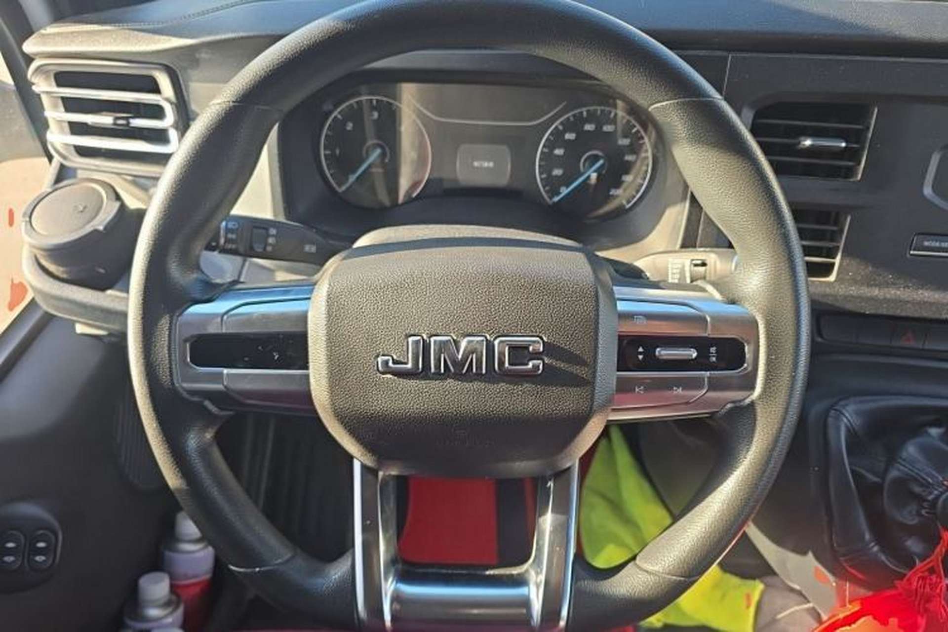 Used JMC Fushun 2023 2.0T Manual Short Wheelbase Mid-Height Passenger Version Business-Class 7-Seater (Non-Commercial) Steering Wheel