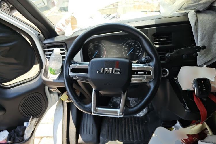 Used JMC Fushun 2023 2.0T Automatic Short-Wheelbase Low-Roof Commercial & Multi-Purpose Passenger Vehicle 6-Seater with Dual-Opening Tailgate Steering Wheel