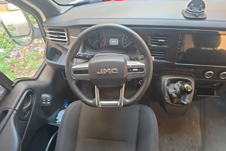 Used JMC Fushun 2023 2.0T Automatic Mid-Range Mid-Roof Commercial Multi-Purpose 6-Seater Passenger Vehicle Steering Wheel