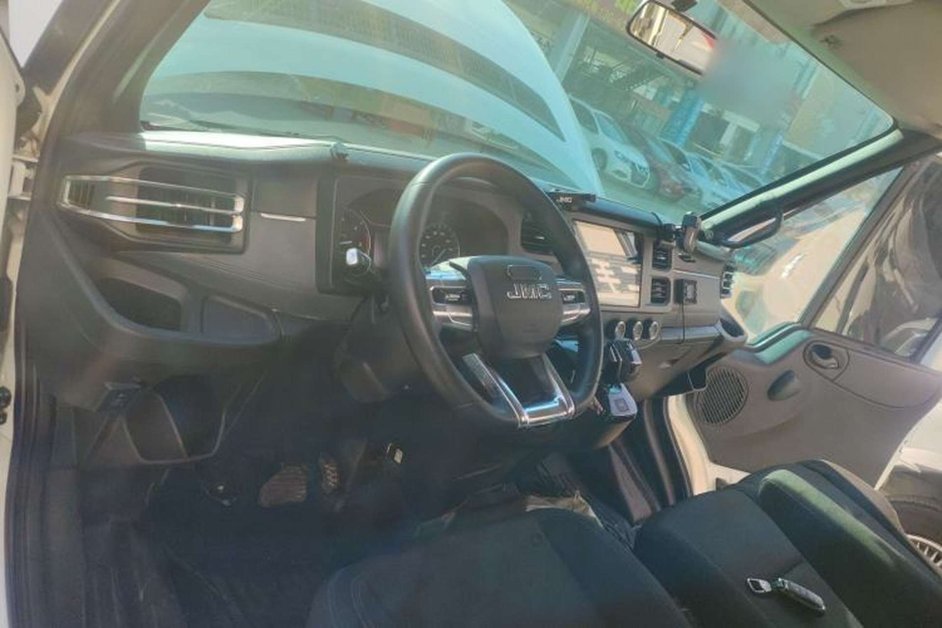 Used JMC Fushun 2023 2.0T Automatic Mid-Range High-Roof Commercial Multi-Purpose 7-Seater Passenger Vehicle Steering Wheel