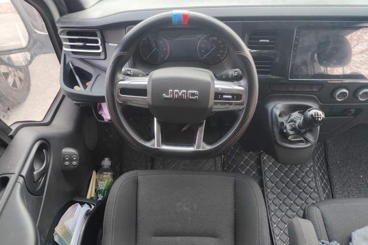 Used JMC Fushun 2023 2.0T Manual Short-Wheelbase Mid-Height Commercial Multi-Purpose 5-Seater Passenger Vehicle Steering Wheel