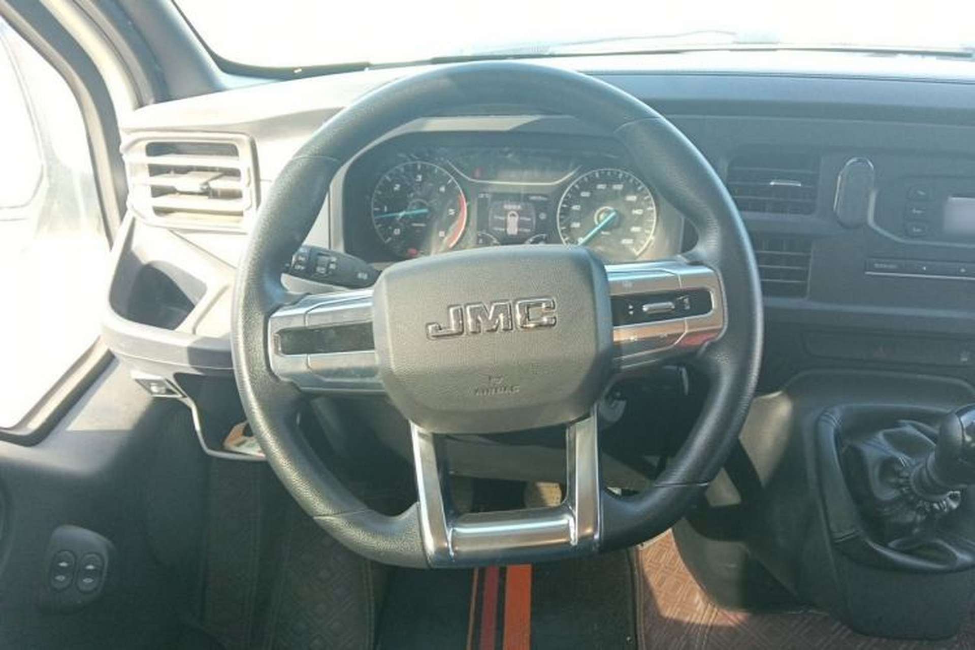 Used JMC Fushun 2023 2.0T Manual Short-Wheelbase Mid-Top Commercial Multi-Purpose 6-Seater Passenger Vehicle Steering Wheel