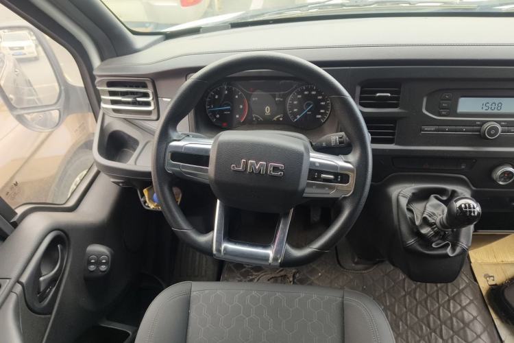 Used JMC Fushun 2023 2.0T Manual Mid-axle Mid-roof Commercial Multi-purpose 6-Seater Passenger Vehicle Steering Wheel