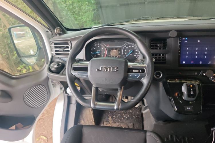 Used JMC Fushun 2023 2.0T Automatic Short-Wheelbase Low-Roof Commercial Van 2/3 Seats with Dual-Opening Tailgate Steering Wheel