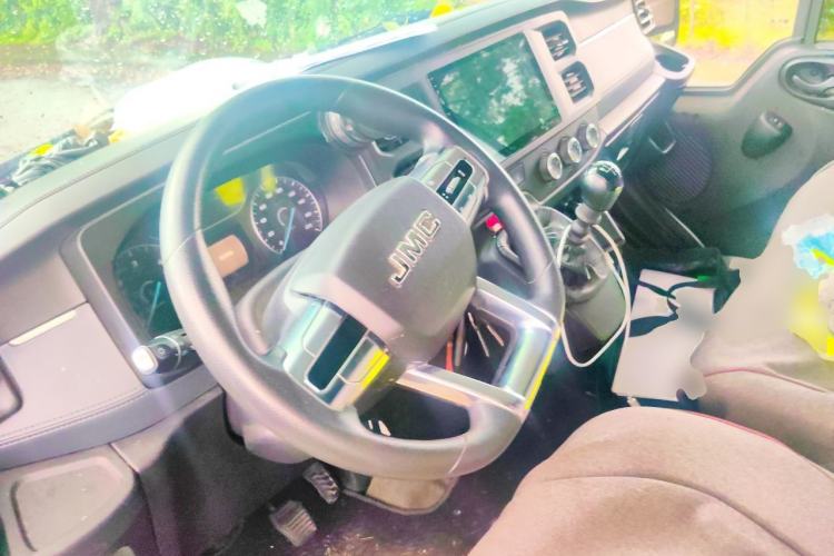 Used JMC Fushun 2023 2.0T Manual Mid-Drive Mid-Roof Commercial Van Transporter 2/3 Seats Steering Wheel