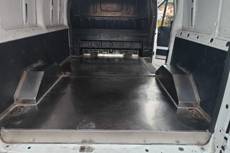 Used JMC Fushun 2023 2.0T Manual Short-Wheelbase Low-Roof Commercial Van 2/3 Seats with Dual-Swing Tailgate Trunk