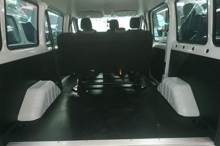 Used JMC Fushun 2023 2.0T Automatic Short-Wheelbase Mid-Top Commercial Multi-Purpose 6-Seater Passenger Vehicle Trunk