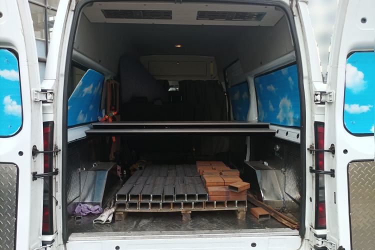 Used JMC Fushun 2023 2.0T Automatic Mid-Range High-Roof Commercial Multi-Purpose Passenger Vehicle with 6 Seats Trunk