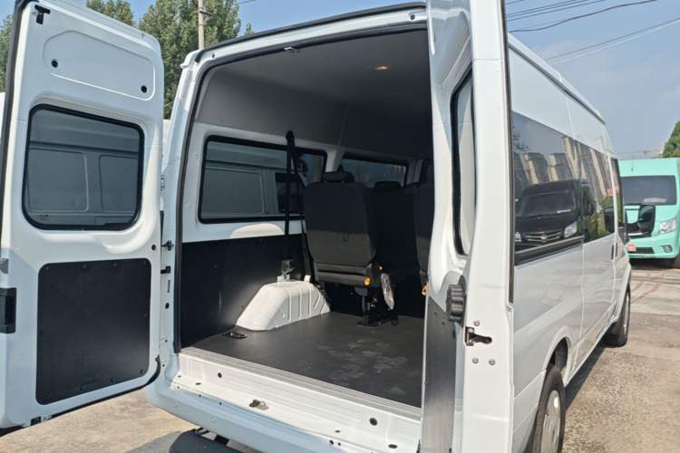 Used JMC Fushun 2023 2.0T Manual Mid-Drive Mid-Roof Commercial Multi-Purpose 7-Seater Passenger Vehicle Trunk