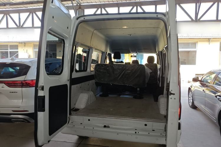 Used JMC Fushun 2023 2.0T Automatic Short-Wheelbase Mid-Top Commercial Multi-Purpose 6-Seater Passenger Vehicle Trunk