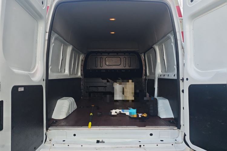 Used JMC Fushun 2023 2.0T Manual Short-Wheelbase Mid-Roof Commercial Van Transporter 2/3 Seats Trunk