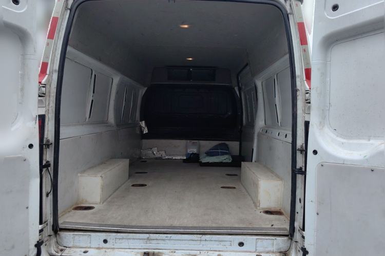 Used JMC Fushun 2023 2.0T Manual Mid-Drive Mid-Roof Commercial Van Transporter 2/3 Seats Trunk