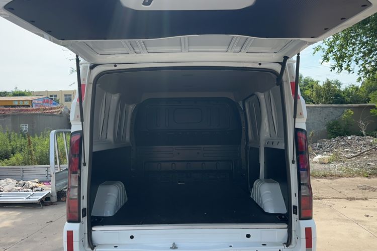 Used JMC Fushun 2023 2.0T Manual Short-Wheelbase Low-Roof Commercial Van 2/3 Seats with Lift-Up Tailgate Trunk