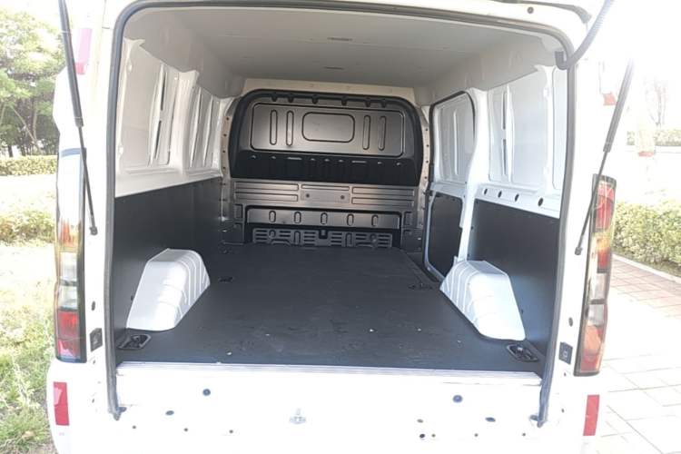 Used JMC Fushun 2023 2.0T Manual Short-Wheelbase Low-Roof Commercial Van 2/3 Seats with Lift-Up Tailgate Trunk