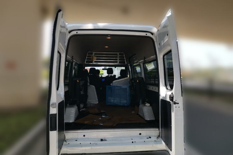 Used JMC Fushun 2023 2.0T Automatic Mid-Range High-Roof Commercial Multi-Purpose 7-Seater Passenger Vehicle Trunk