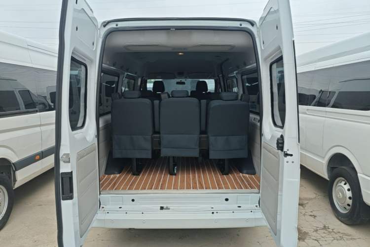 Used JMC Fushun 2023 2.0T Manual Mid-axle Mid-roof Business-Class 9-Seater (Non-Commercial) Trunk