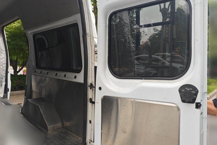 Used JMC Fushun 2023 2.0T Manual Mid-Drive Mid-Roof Commercial Multi-Purpose 7-Seater Passenger Vehicle Trunk