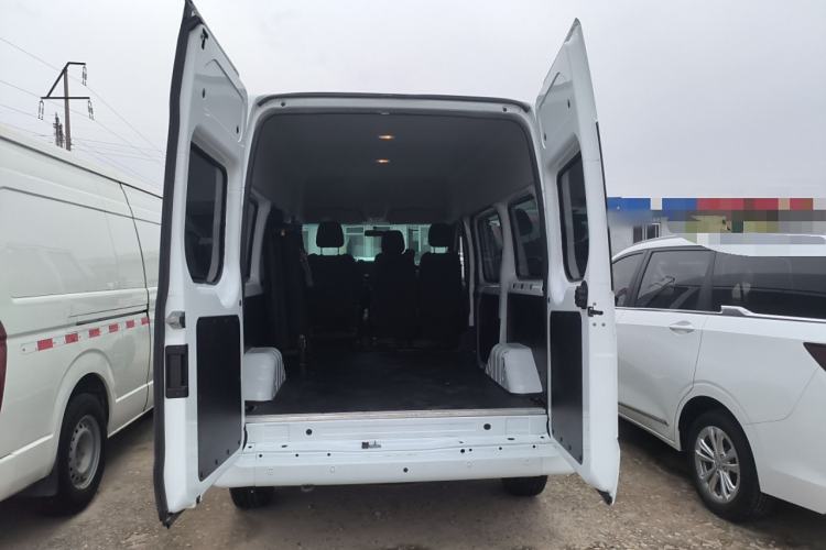 Used JMC Fushun 2023 2.0T Manual Short-Wheelbase Mid-Height Commercial Multi-Purpose 5-Seater Passenger Vehicle Trunk