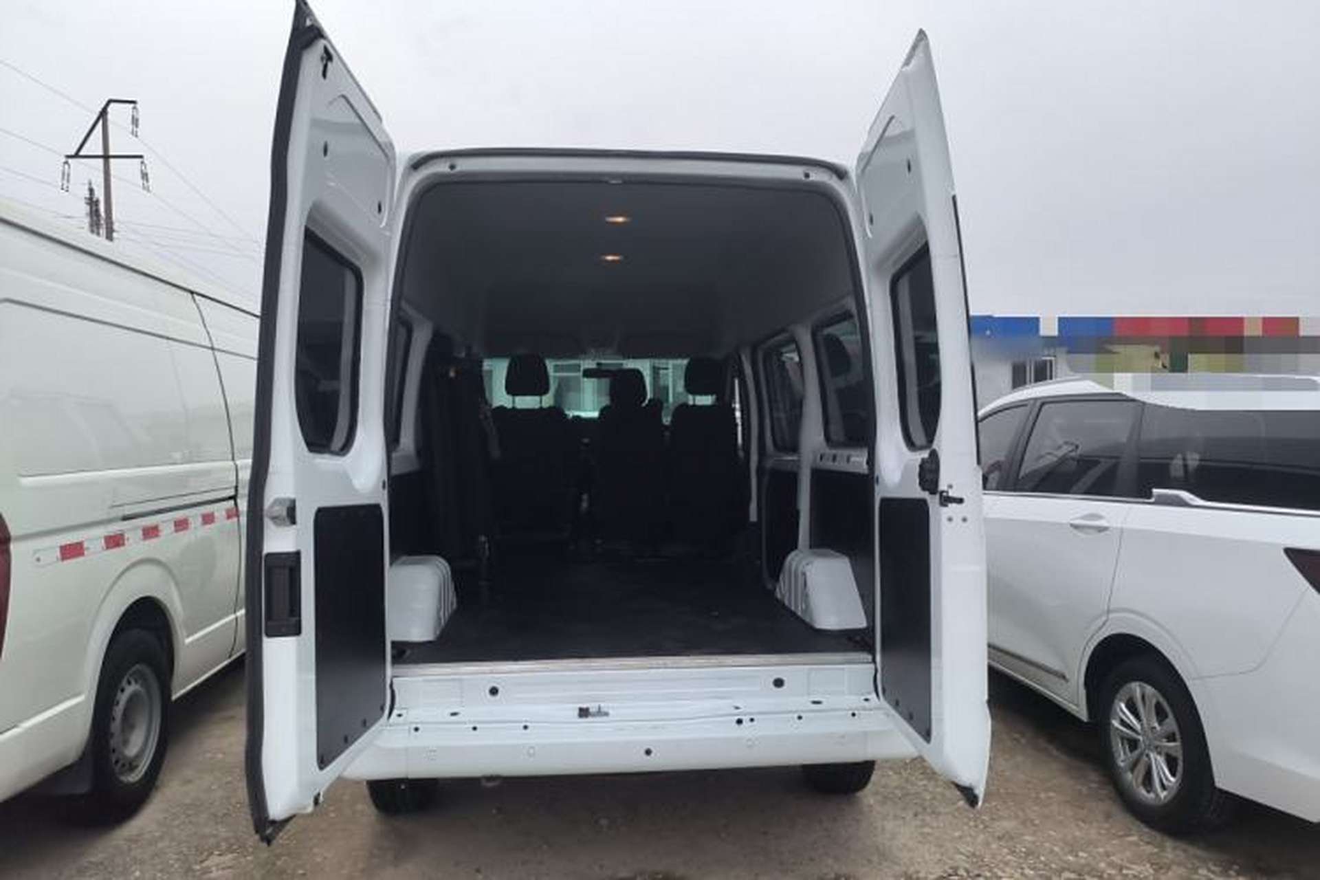 Used JMC Fushun 2023 2.0T Manual Short-Wheelbase Mid-Height Commercial Multi-Purpose 5-Seater Passenger Vehicle Trunk