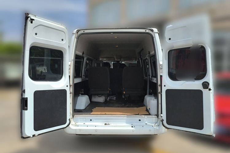 Used JMC Fushun 2023 2.0T Manual Mid-Drive Mid-Roof Commercial Multi-Purpose 7-Seater Passenger Vehicle Trunk