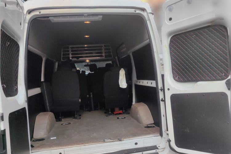 Used JMC Fushun 2023 2.0T Automatic Mid-Range Mid-Roof Commercial Multi-Purpose 7-Seater Passenger Vehicle Trunk