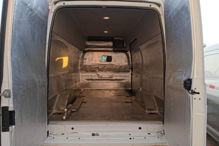 Used JMC Fushun 2023 2.0T Manual Mid-Drive Mid-Roof Commercial Van Transporter 2/3 Seats Trunk