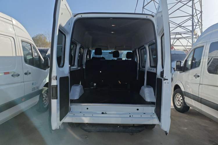 Used JMC Fushun 2023 2.0T Automatic Short-Wheelbase Mid-Top Commercial Multi-Purpose 6-Seater Passenger Vehicle Trunk