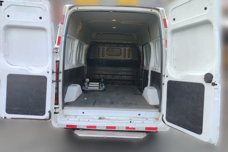 Used JMC Fushun 2023 2.0T Manual Short-Wheelbase Mid-Roof Commercial Van Transporter 2/3 Seats Trunk