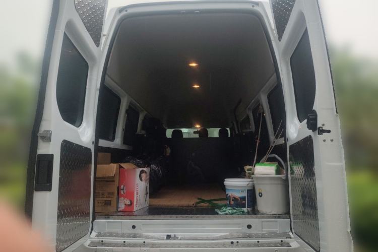 Used JMC Fushun 2023 2.0T Manual Diesel Long-Wheelbase High-Roof Business Van with Dual Rear Tires 6–9 Seats Trunk