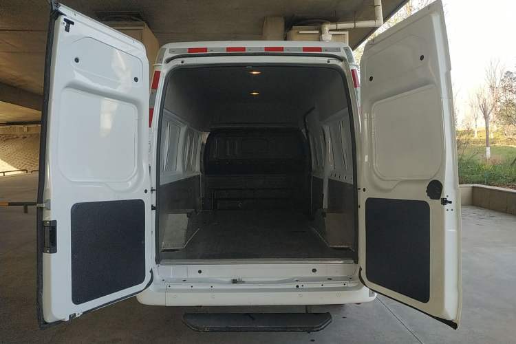 Used JMC Fushun 2023 2.0T Automatic Mid-Drive High-Roof Commercial Van Transport Vehicle with 2/3 Seats Trunk