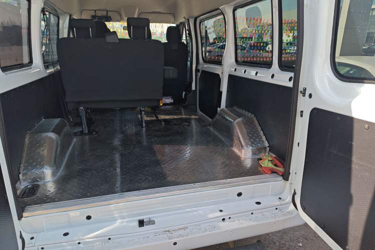 Used JMC Fushun 2023 2.0T Manual Short-Wheelbase Mid-Height Commercial Multi-Purpose 5-Seater Passenger Vehicle Trunk