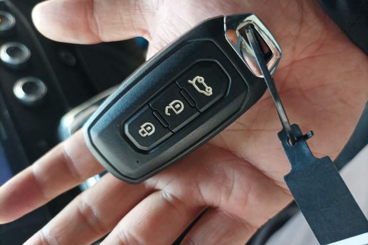 Used JMC Fushun 2023 2.0T Automatic Mid-Range High-Roof Commercial Multi-Purpose Passenger Vehicle with 6 Seats Vehicle Key