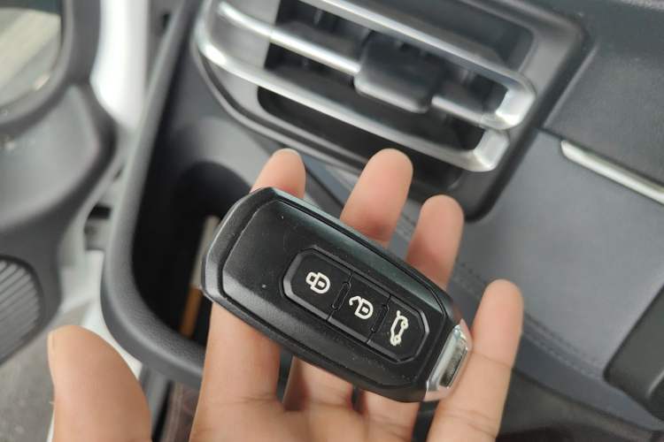 Used JMC Fushun 2023 2.0T Automatic Mid-Range High-Roof Commercial Multi-Purpose 7-Seater Passenger Vehicle Vehicle Key