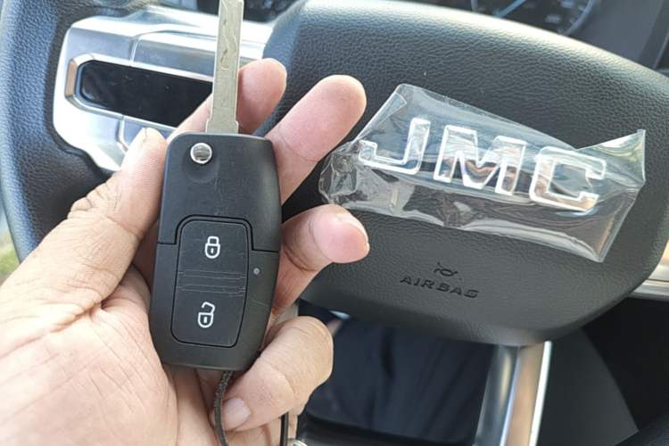Used JMC Fushun 2023 2.0T Manual Short-Wheelbase Low-Roof Commercial Van 2/3 Seats with Lift-Up Tailgate Vehicle Key