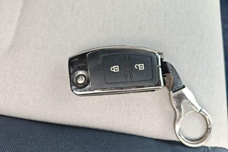 Used JMC Fushun 2023 2.0T Manual Mid-axle Mid-roof Business-Class 9-Seater (Non-Commercial) Vehicle Key