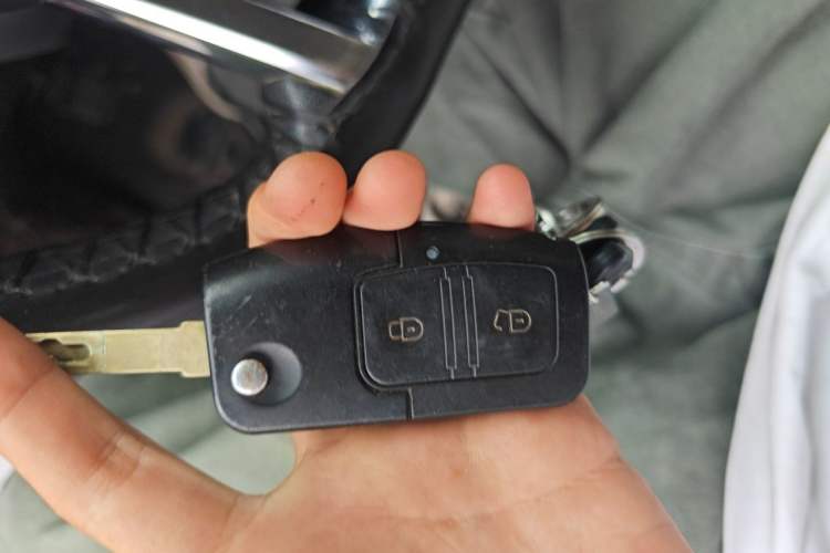 Used JMC Fushun 2023 2.0T Manual Mid-Drive Mid-Roof Commercial Multi-Purpose 7-Seater Passenger Vehicle Vehicle Key