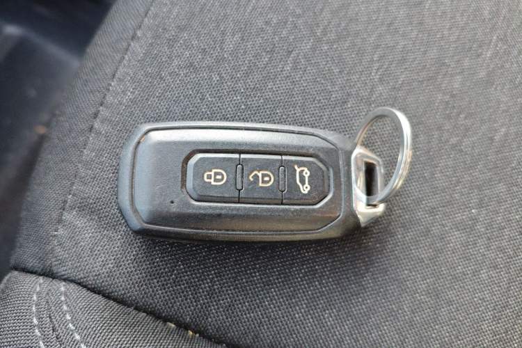 Used JMC Fushun 2023 2.0T Automatic Short-Wheelbase Mid-Top Commercial Multi-Purpose 6-Seater Passenger Vehicle Vehicle Key