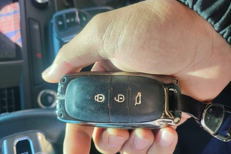 Used JMC Fushun 2023 2.0T Automatic Mid-Range High-Roof Commercial Multi-Purpose 7-Seater Passenger Vehicle Vehicle Key