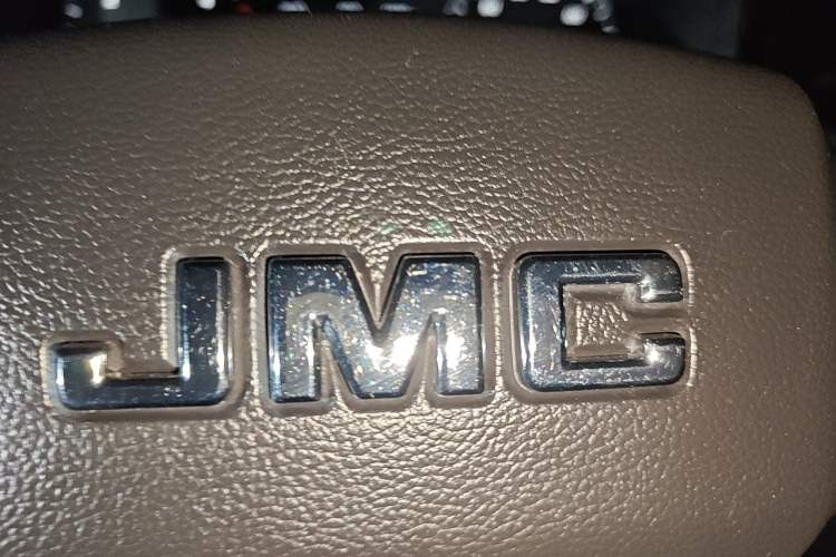 Used JMC Fushun 2023 2.0T Automatic Short-Wheelbase Low-Roof Commercial & Multi-Purpose Passenger Vehicle 6-Seater with Dual-Opening Tailgate Vehicle Key
