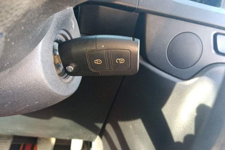 Used JMC Fushun 2023 2.0T Manual Short-Wheelbase Mid-Top Commercial Multi-Purpose 6-Seater Passenger Vehicle Vehicle Key