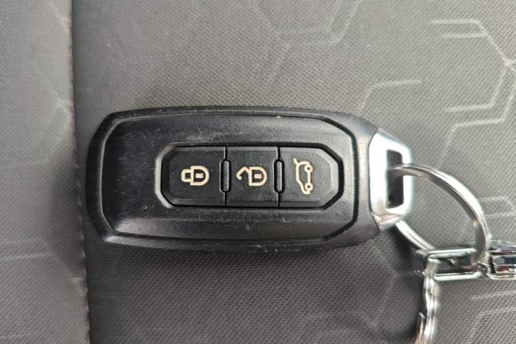 Used JMC Fushun 2023 2.0T Automatic Short-Wheelbase Low-Roof Commercial & Multi-Purpose Passenger Vehicle 6-Seater with Dual-Opening Tailgate Vehicle Key